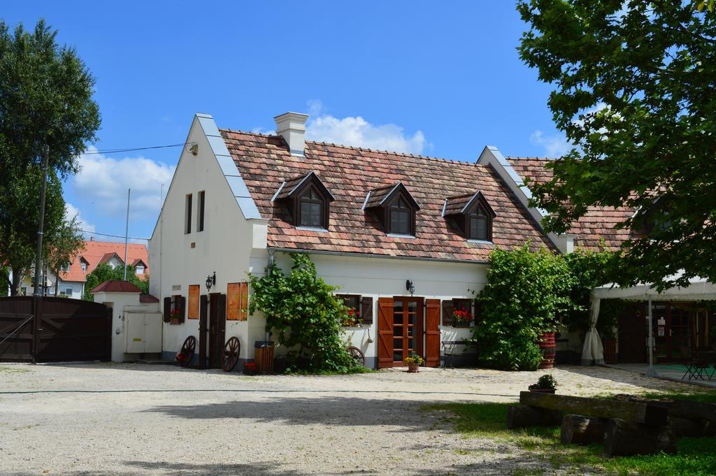 Edvy Malom Fogadó Barokk Udvarház Pápa Esterno foto